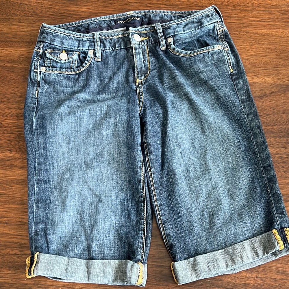 Ladies Banana Republic Bermuda length cuffed jean shorts size 25/0